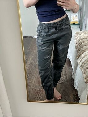 TNA Aritzia Dark Gray Camo Print Jogger Pants